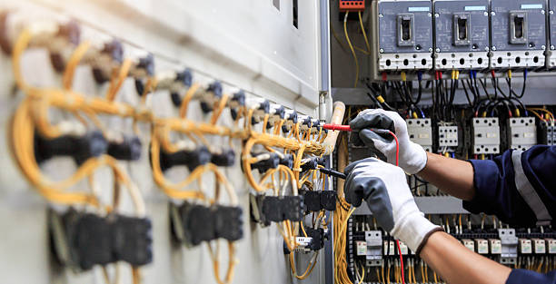 Professional Electrician technician working in Carrizo Hill, TX